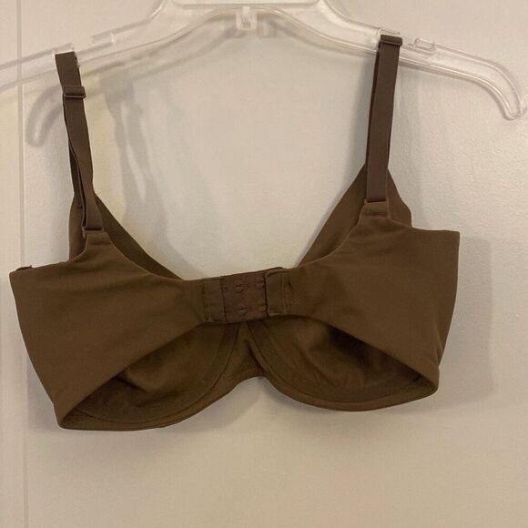 Skims bra size 34DDD ￼ - Picture 3 of 5